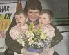 Astrid Fagernes ble Nærøys tredje lottomillionær i løpet av knapt år, skrev Ytringen i januar 2001. Fagernes vant 1. 332 160 kroner. Her er hun avbildet med tvillingdøtrene Marta Andrina og Frida Martine. Vinnerkupongen hadde hun kjøpt hos Ica Sparmat på Foldereid.