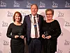 Aina Hege Haug og Anne Laugen sammen med ordfører Amund Hellesø