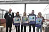 Smil og plaketter: Ordfører Amund Hellesø sammen med Vigdis Nordheim, Ragnhild Andersen, Terje Sæternes og Turid Finne – de fire bedriftene som nå kan kalle seg Miljøfyrtårn.