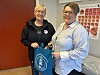 Hovedtillitsvalgt May-Linn Waagø troppet opp på kontoret til jordmor Heidi Klingen Lauten med gaver og gode ord.
