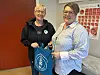 Hovedtillitsvalgt May-Linn Waagø troppet opp på kontoret til jordmor Heidi Klingen Lauten med gaver og gode ord.