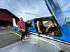 Lena poserer gjerne på flyvingen før avgang.