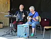 Emil Vikestad og Gunn Aakvik sto for musikk og sang.