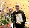Varaordfører Silje Hansen og årets medmenneske Gjermund Pettersen.