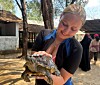 Når skoledagen er over, bruker Emilie fritiden til å utforske Bali og oppleve nye steder. Her er 18-åringen under et besøk på et reservat for dyr som trenger pleie.