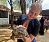 Når skoledagen er over, bruker Emilie fritiden til å utforske Bali og oppleve nye steder. Her er 18-åringen under et besøk på et reservat for dyr som trenger pleie.