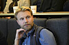 Namdalskysten Næringsforening står bak både «Blå kompetanse» og «Blå konferanse». Her lytter daglig leder Jonas Williksen til innspillene fra scenen på Ytre Namdal videregående skole under tirsdagens samling.