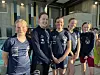 Gruppe unge utøvere i treningsklær står samlet utenfor en bygning.