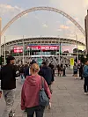 Folkemengde på vei mot inngangen til Wembley Stadium under den store stadionbuen.