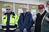 Tre personer står foran inngangen til en Joker-butikk.